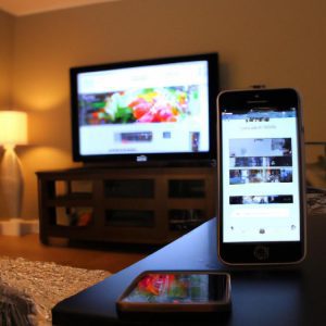 Jak udostępnić ekran z iphone na tv?